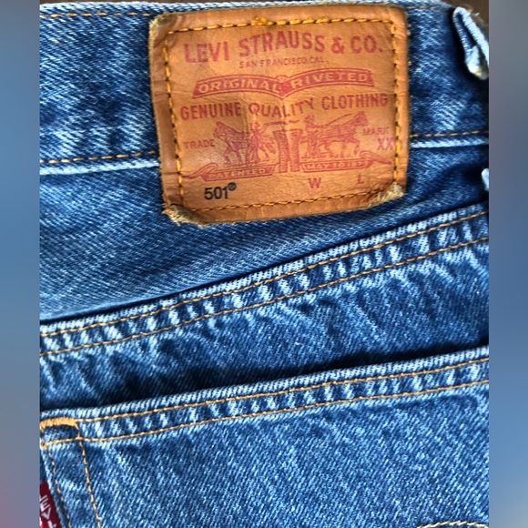 Women’s Levi’s Cut Off Shorts - Picture 7 of 9